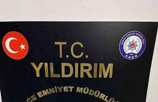 Bursa’da polis ekiplerince takip edilen araçtan...