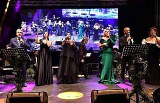 Burs’da Sanat Güneş’i Zeki Müren, muhteşem...