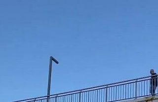 Büyükçekmece metrobüs üst geçidinde intihar...