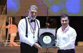 C-Majör İş’ten Sesler Korosu, Zeki Müren’in...