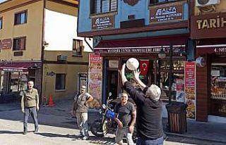 Cadde kapatma uygulamasını top oynayarak protesto...