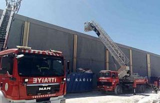 Cam üretimi yapan fabrikada yangın: 1 işçi dumandan...