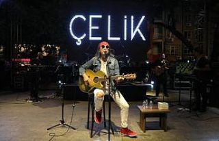 Çelik, Burhaniye’de sevenleri ile buluştu