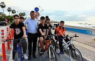 Çocuklar evden okula bisikletle gidip, geliyor