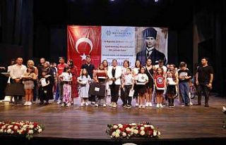 Çocuklar ödüllerini Başkan Çerçioğlu’ndan...