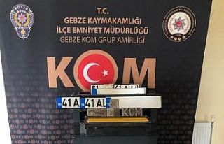 Çok sayıda boş plakayı kozmetik firmasında saklamışlar