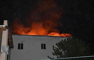 Çorlu’da yatak üretim fabrikası alev alev yandı