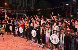 Cumhuriyet Meydanı’ndaki kutlamalar coşkuyla sürüyor