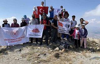 Dağcılardan 4 Eylül zirvesi