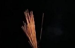 Davula ritim tutan şahıs, iki eline aldığı silahla...