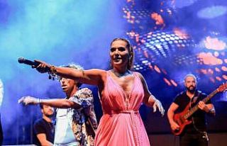 Demet Akalın şarkı söylerken kendini yere buldu