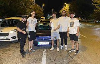 Denetimde ceza yedi, otomobilinin önünde fotoğraf...