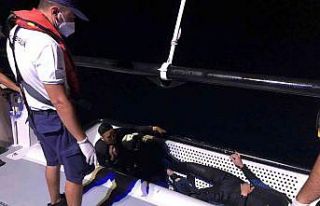 Denizde yüzerken yakalandılar