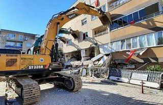 Depremde 10 kişinin enkaz altında kaldığı apartmanın...