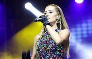 Derya Uluğ Manisa’yı salladı