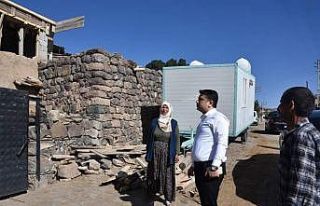 Develi Kaymakamı Tunç, evi yanan aileyi ziyaret...