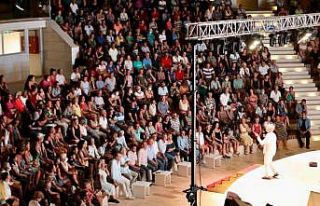 Didim’deki tek kişilik tiyatro gösterisi izleyicileri...