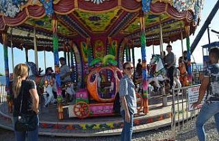 Didimli öğrenciler lunaparkta eğlendi