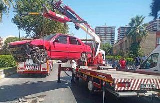 Direksiyon hakimiyetini kaybetti, refüje çarptı:...