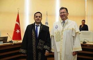 Doçentlik unvanı alan öğretim üyesi Sökmen cübbesini...