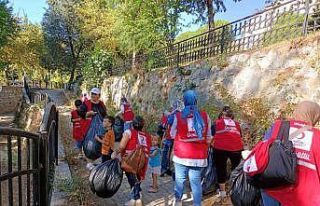 Doğa dostu kadınlar, çevre temizliği yaptı
