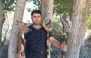 Doğadan topladığı dalları sanat eserine dönüştürüyor