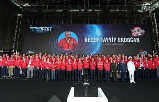 DPÜ Karanda İHA Takımı ödülünü Cumhurbaşkanı...