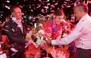 Dünya Şampiyonu güreşçi, memleketinde coşkuyla...