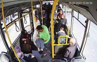 Durakta kalp krizi geçirdi, belediye otobüsüyle...