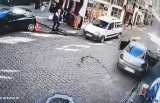 El freni çekilmeden park edilen otomobil rampa aşağıya...