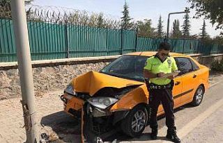 Elazığ’da otomobil direğe çarptı: 1 yaralı