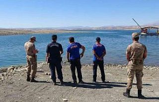 Elazığ’da tekne battı: Tekneyle birlikte suda...