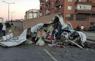 Elektrik direğine çarpan kamyonet hurdaya döndü:...