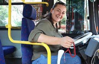 Elinde tesbihiyle yolların tozunu attırıyor