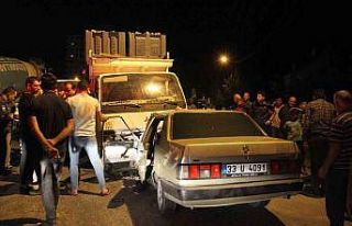 Elma yüklü kamyonet ile otomobil kafa kafaya çarpıştı:...