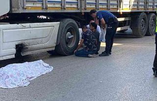 En acı kaza...Tır altında kalan babalarını görünce...