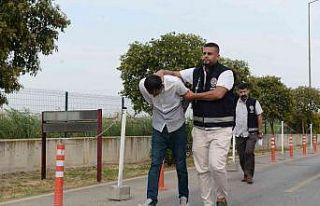 Eski karısını akşamları dışarı çıkıyor...