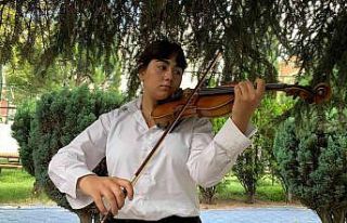 Eskişehirli genç bestekâr notalarıyla büyülüyor