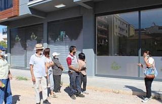 Ev sahibi olmak isteyenleri dolandırmışlardı:...