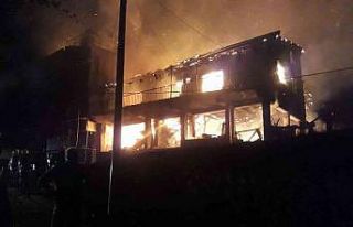 Ev yangınında alevler geceyi aydınlattı