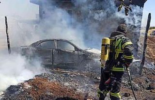 Evde çıkan yangın park halindeki otomobile sıçradı