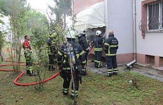 Evin mutfağında çıkan yangın paniğe sebep oldu