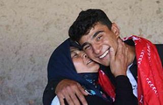 Evlatlarını dualarla, gururla askere uğurladılar