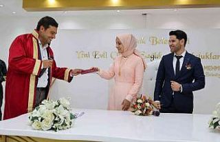 Evlilik okullarının ilk çifti dünya evine girdi