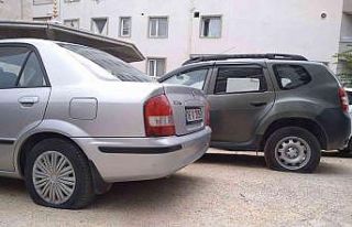 Gece yan yana park halindeki 11 aracın lastikleri...