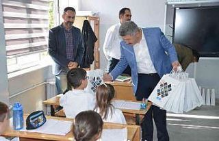 Gediz Belediyesi’nden öğrencilere hediye
