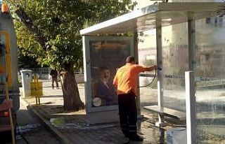 Gediz’de otobüs durakları temizlendi
