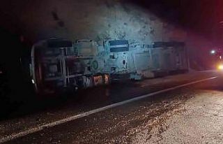 Gercüş’te asfalt yüklü tır devrildi: 2 yaralı