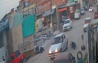 Geri manevra yapan otomobil yayaya çarptı