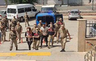 Gezginlerin arabasından eşya çalan 4 kişi yakalandı